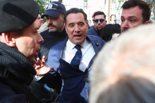 Επεισόδια στο νοσοκομείο Νίκαιας κατά την επίσκεψη Γεωργιάδη [βίντεο]